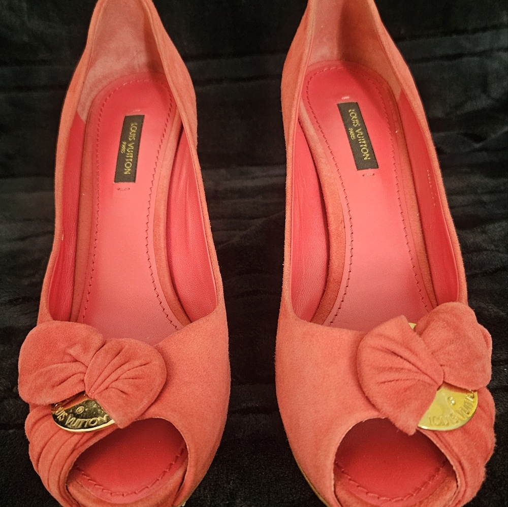 Louis Vuitton Red/Coral Suede Pumps